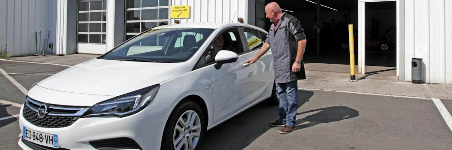 Une Rangée De Nouvelles Voitures Opel Au Centre De Service De Concession  Officiel Vue Frontale De La Voiture Photographie éditorial - Image du  automobile, industrie: 243873117